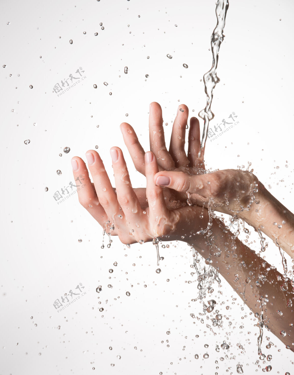 女性特写下泼水水流下的女性双手——护肤理念白色倒手
