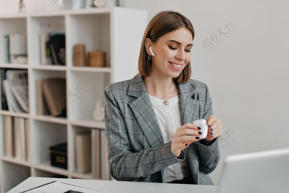 自信身着办公装的微笑女人戴上飞碟与顾客交流的画像成功灰色夹克经理