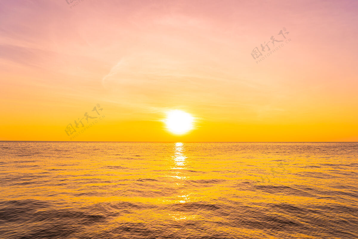 幻想日落或日出时的美丽海景太阳湖泊早晨