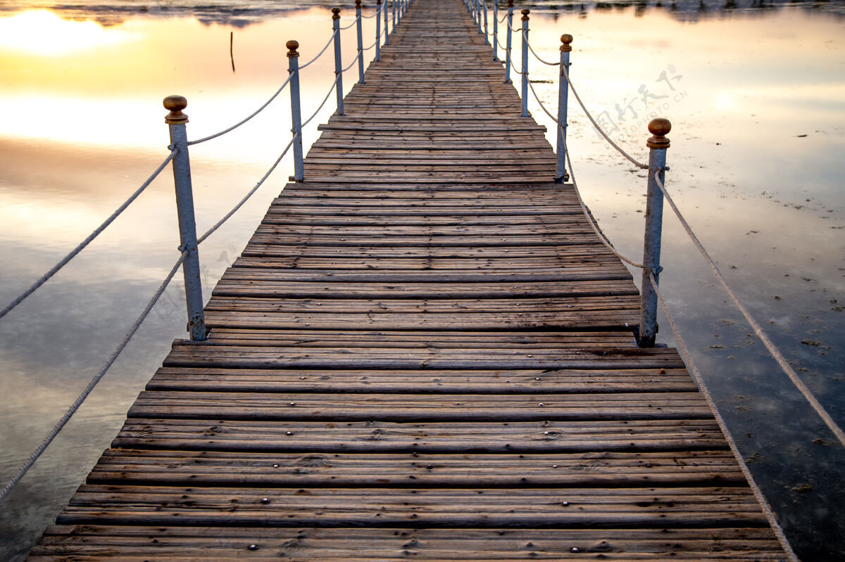 大桥漂亮的长木墩特写大海大自然码头