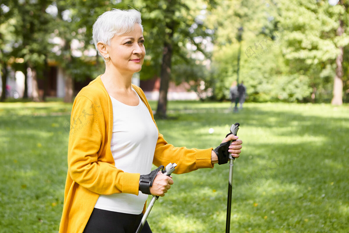 老年人成熟的人 老龄化 运动和幸福的概念美丽时尚的老年妇女选择健康积极的生活方式退休 上午在户外度过 享受斯堪的纳维亚散步成熟运动活动