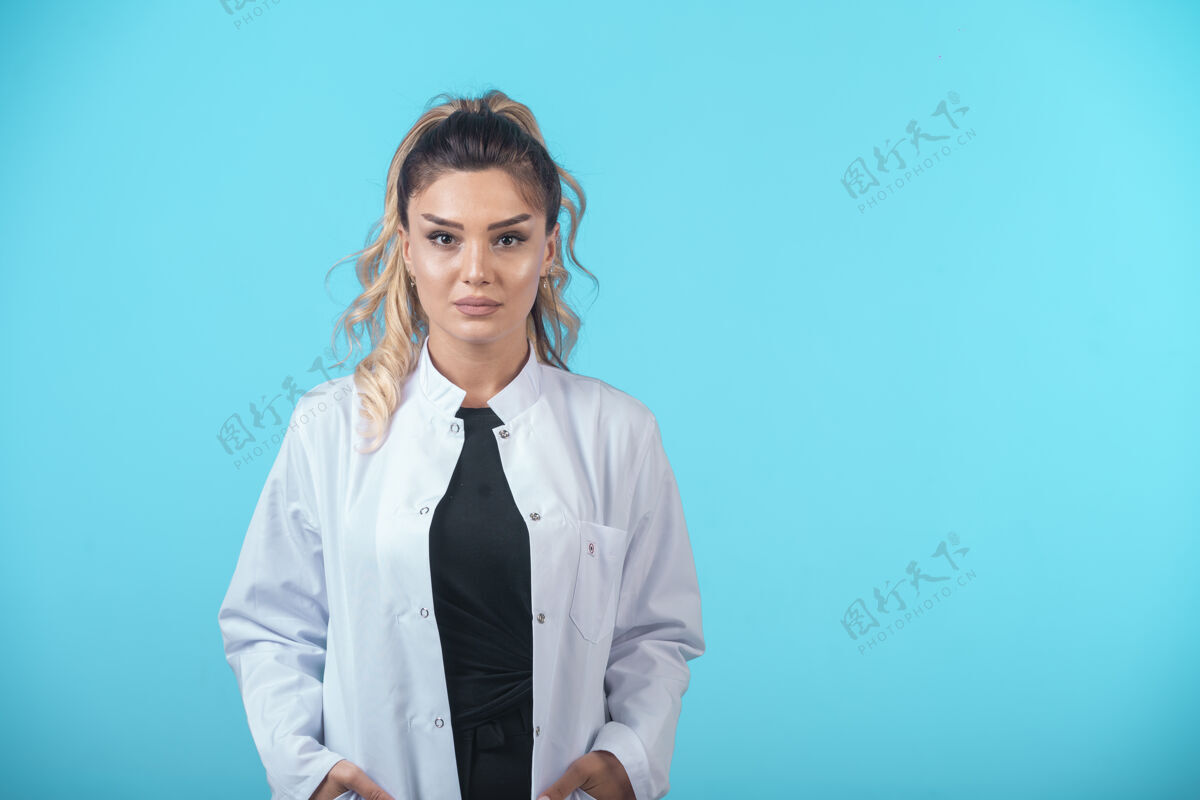 诊所身着白色制服的女医生 职业姿态从业者无菌女性