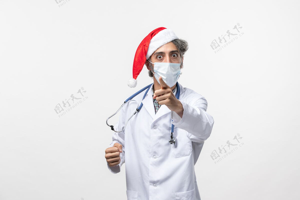 医生正面图男医生戴着无菌口罩上白墙病毒新年假期实验室外套绝育圣诞节