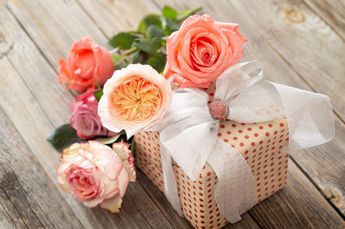 花包装精美的礼物和一束玫瑰惊喜情人节植物