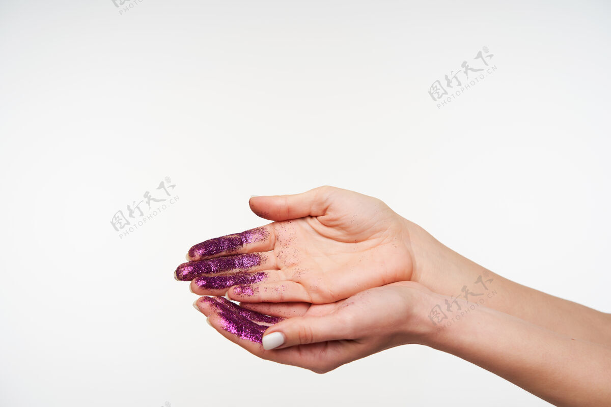 紫色美丽女士的手与白色指甲保持掌心向上 而要洗它的火花 被隔离在白色的肖像情绪信号金属片