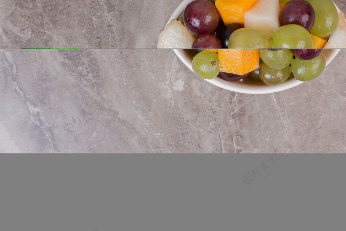 水果一碗混合水果放在大理石表面葡萄俯视成熟