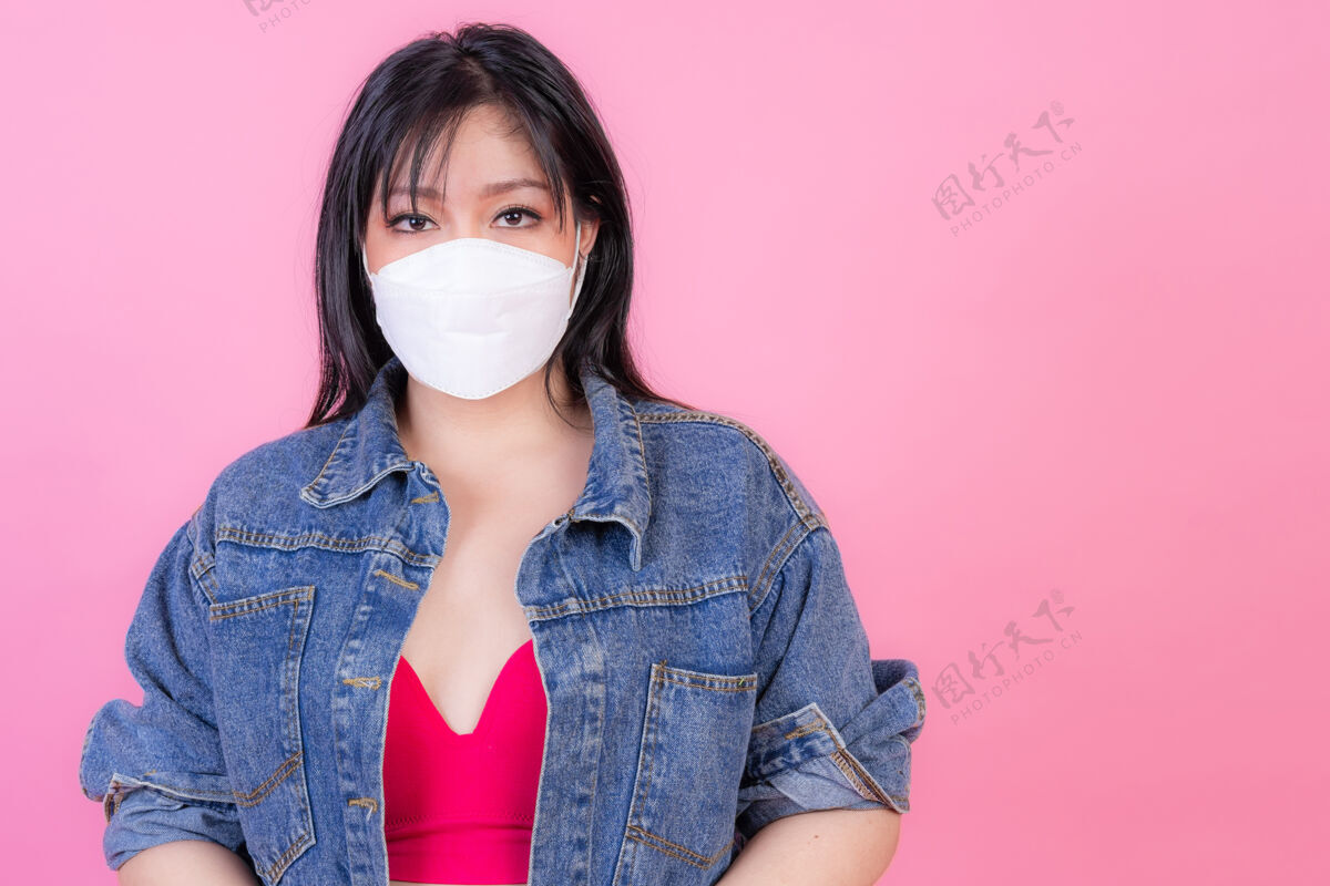 传染亚洲女孩戴着防护面罩在隔离期间保护自己药品隔离漂亮