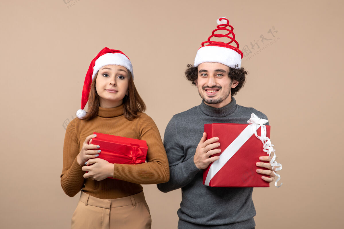 帽子新年心情喜庆概念与酷酷可爱的情侣戴着红色圣诞老人帽的灰色库存照片圣诞老人可爱男人