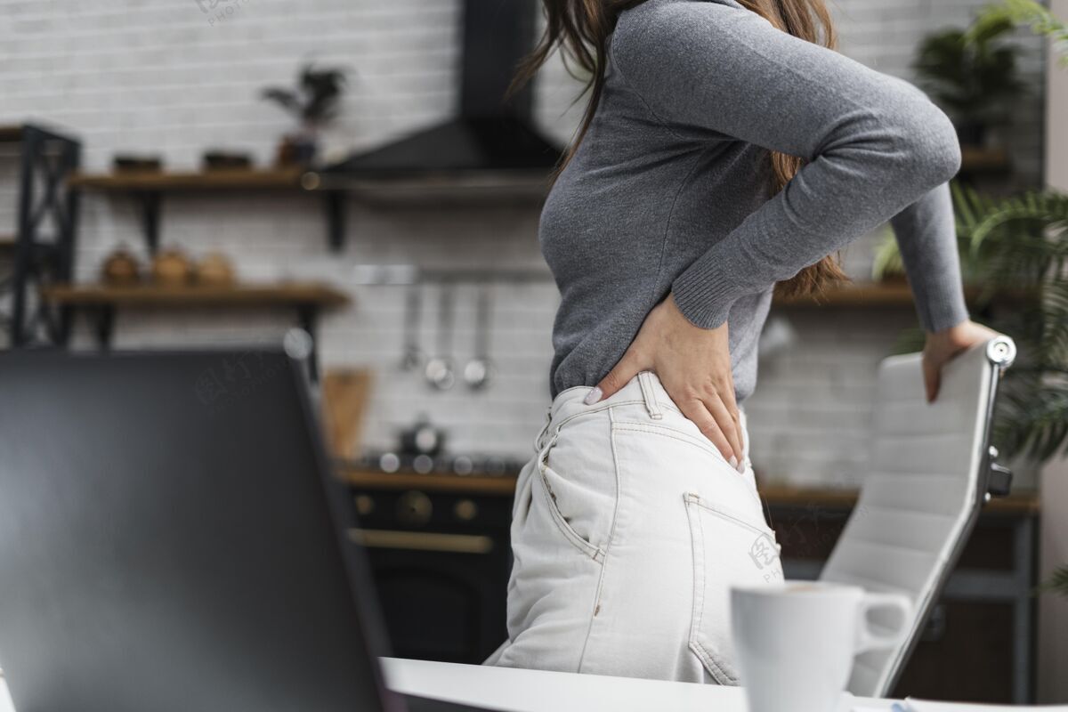 爆发在家工作时背痛的女人流行保护压力