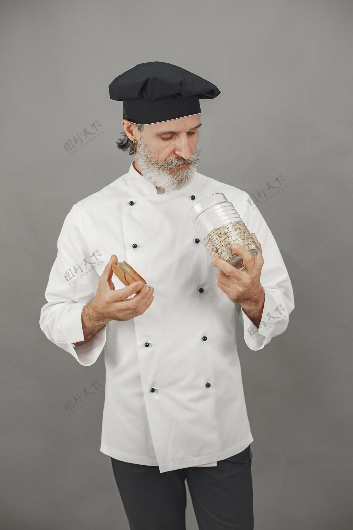 美食家一个拿着燕麦片罐子的高级男人专业的商业方法罐子员工职业