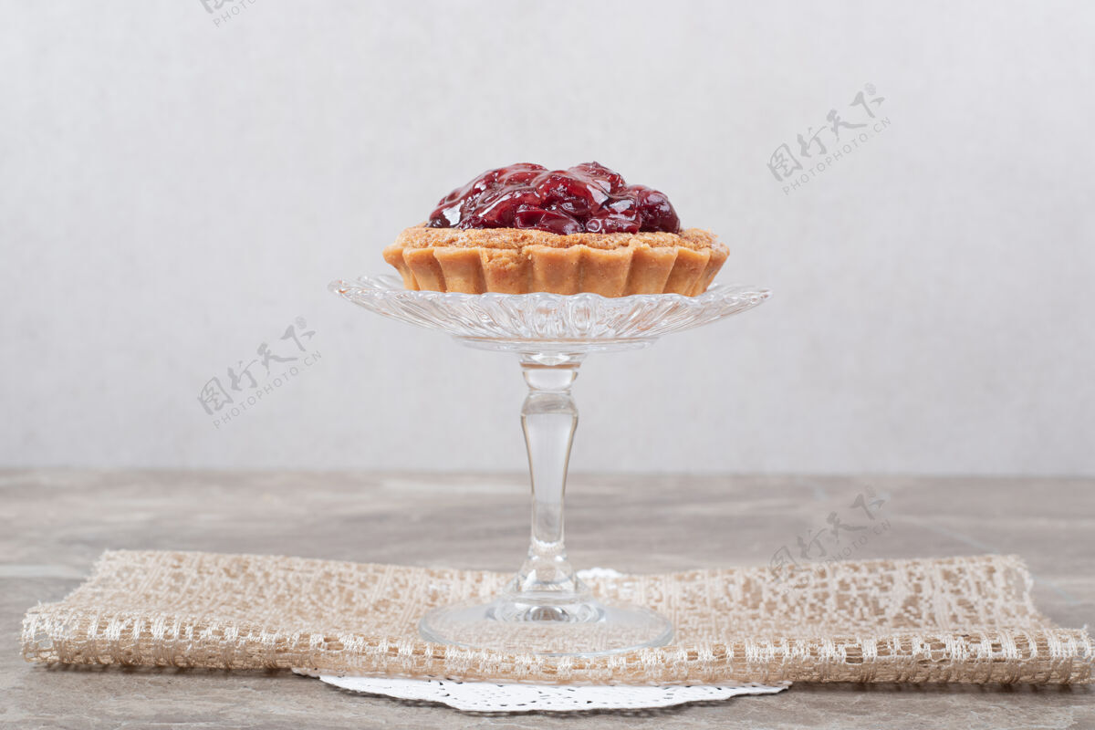 奶油玻璃盘上有水果的酸蛋糕桌布盘子烘焙