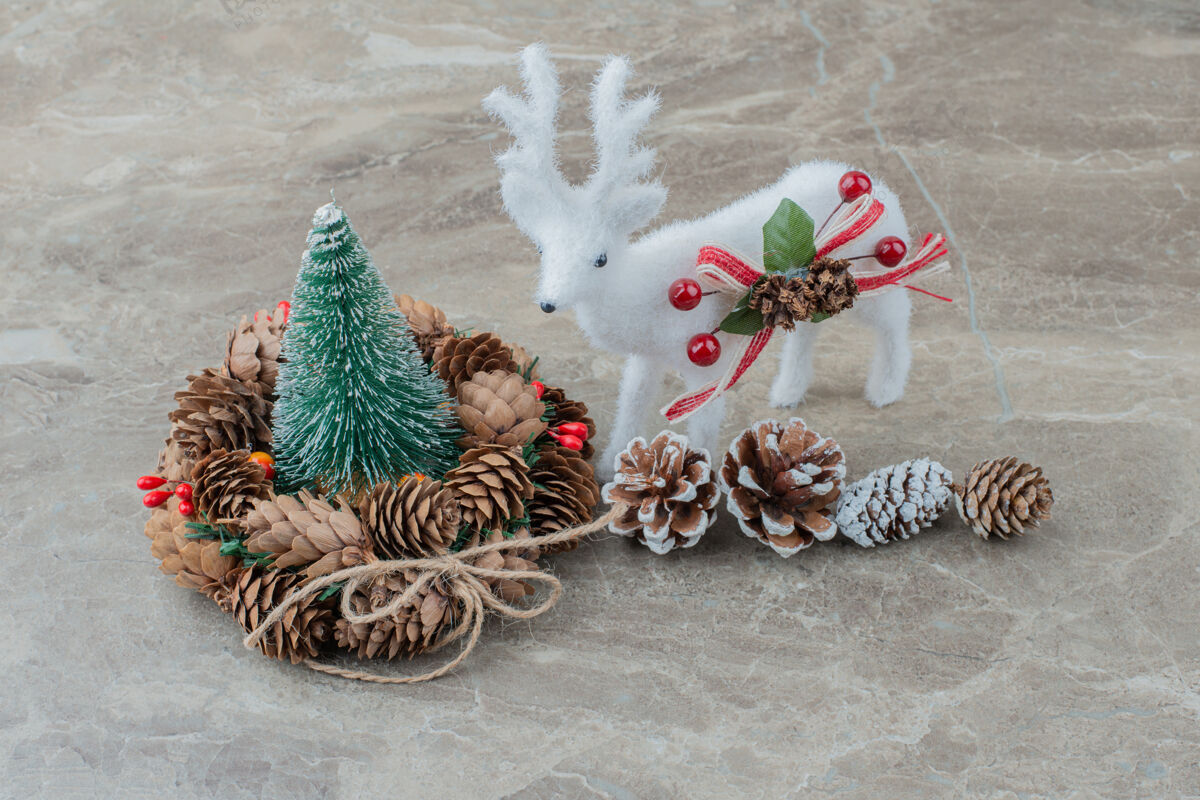 浆果大理石桌上的圣诞装饰玩具花环冬青树