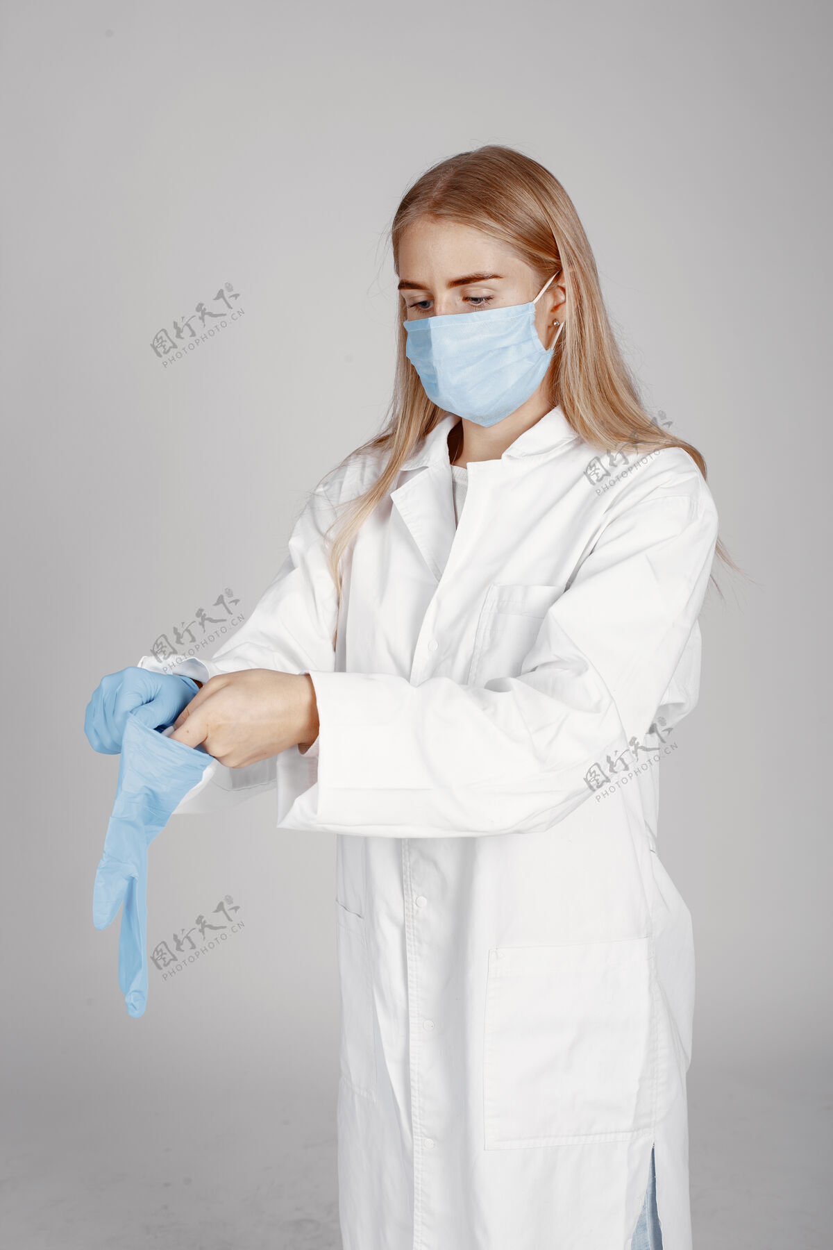 肖像戴着医学面具的医生冠状病毒主题隔离在白色背景上诊所保健从业者