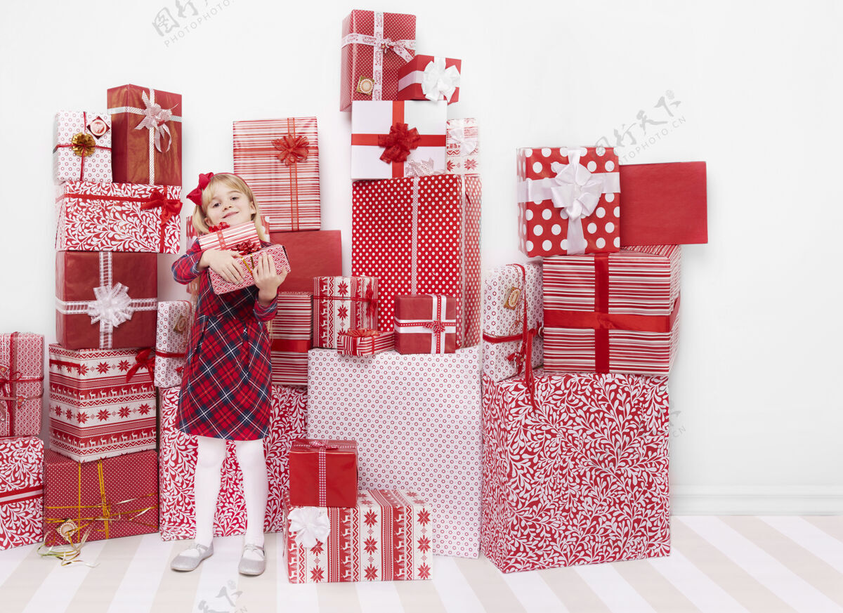 肖像小女孩和礼物墙十二月室内圣诞节