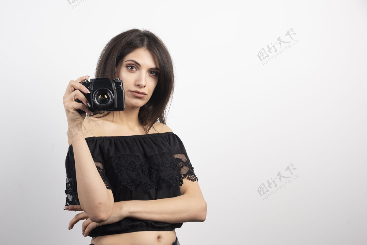相机严肃的女人拿着相机焦点人摄影师