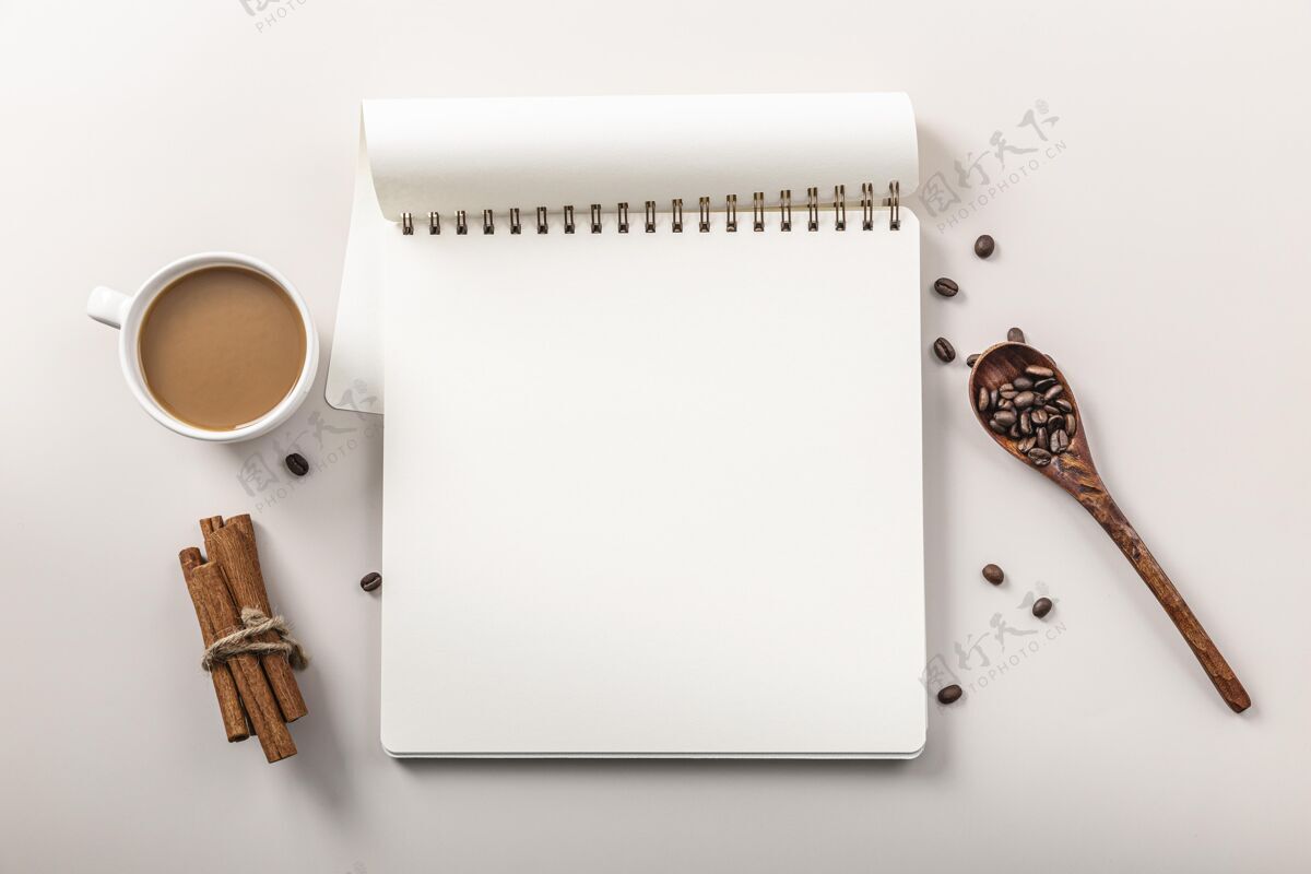 咖啡带咖啡杯和肉桂棒的笔记本俯视图杯子肉桂棒视图