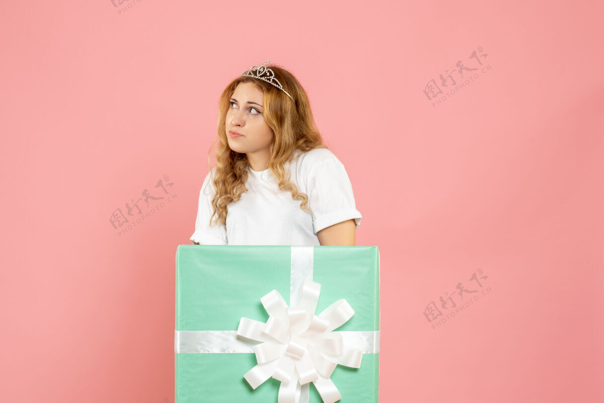 蓝色蓝色礼品盒内的年轻女性正面图节日盒子抱着