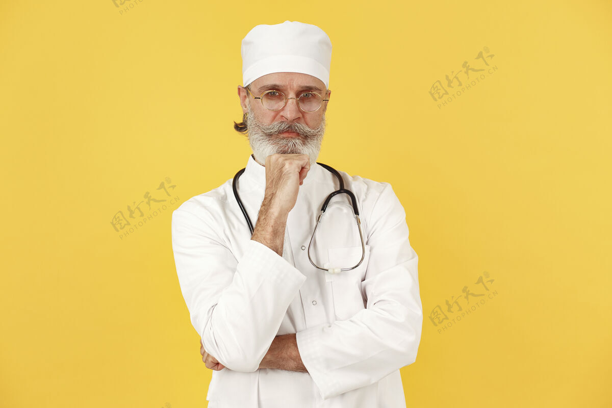 成人带着听诊器微笑的医生孤立的英俊从业者职业