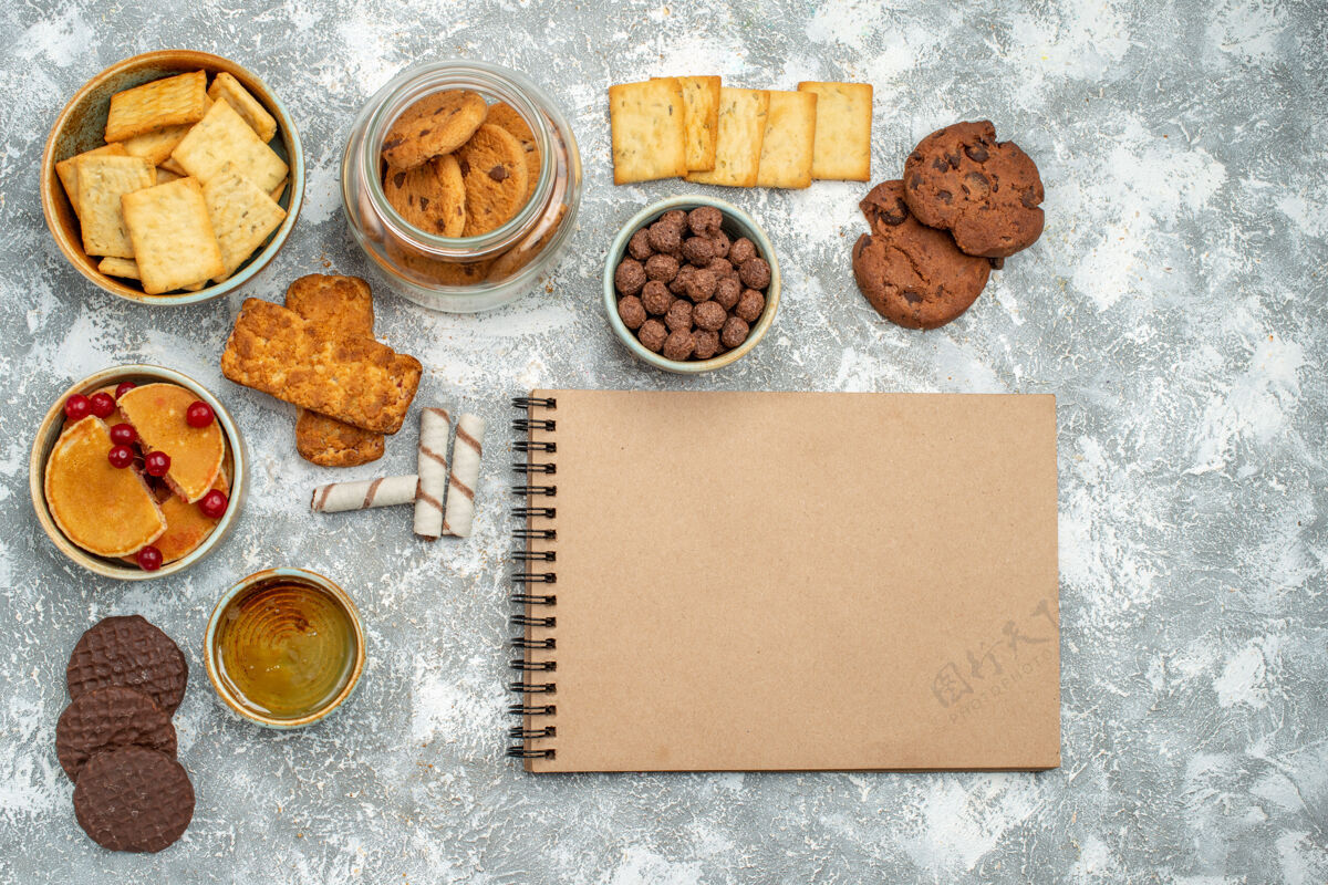 黑板早餐时间的特写镜头 蓝色的巧克力饼干 双份饼和蜂蜜提醒空白粘性