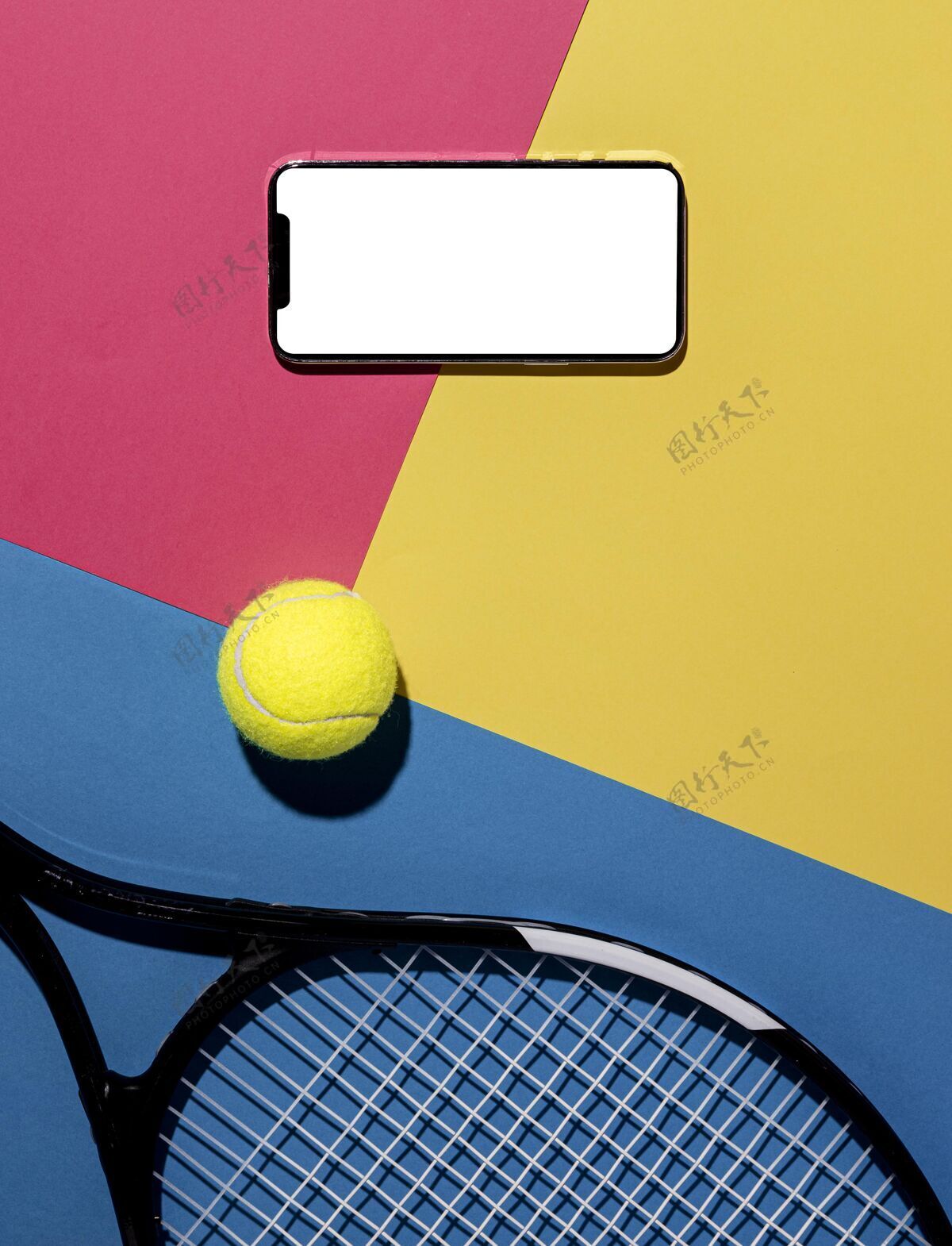 网球带球拍和智能手机的网球顶视图俯视智能手机手机