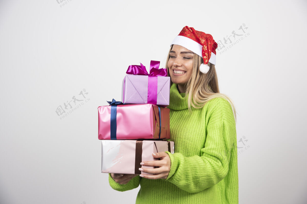 举行年轻女子手里拿着很多圣诞礼物礼物女士圣诞老人