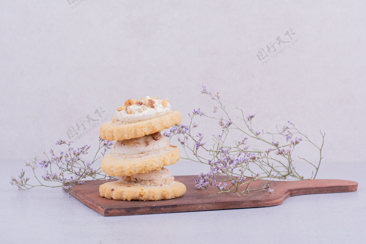 糕点奶油饼干和奶油放在木盘上美味美味甜点