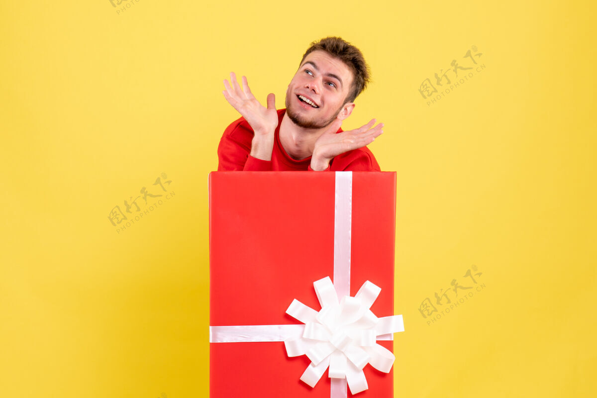 盒子正面图年轻男性站在礼品盒内人里面美丽