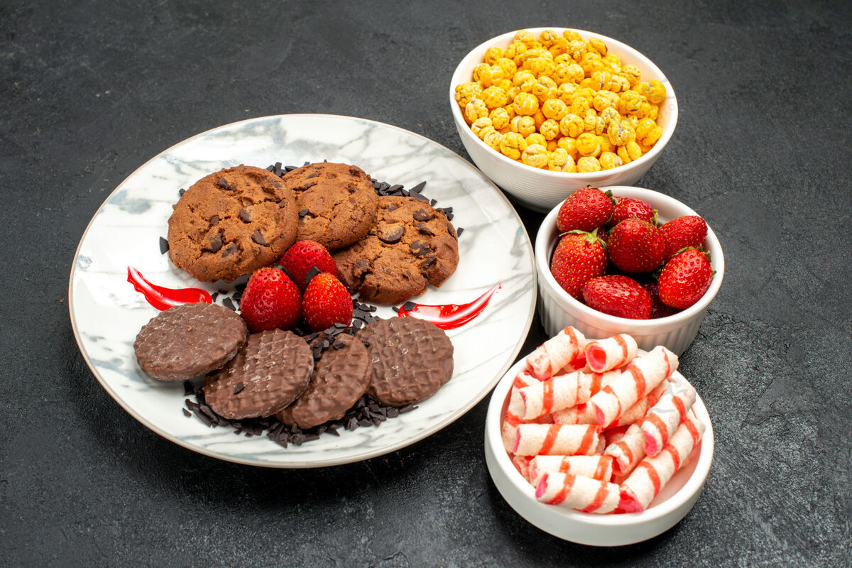 美味正面图美味巧克力饼干和糖果覆盆子饼干健康