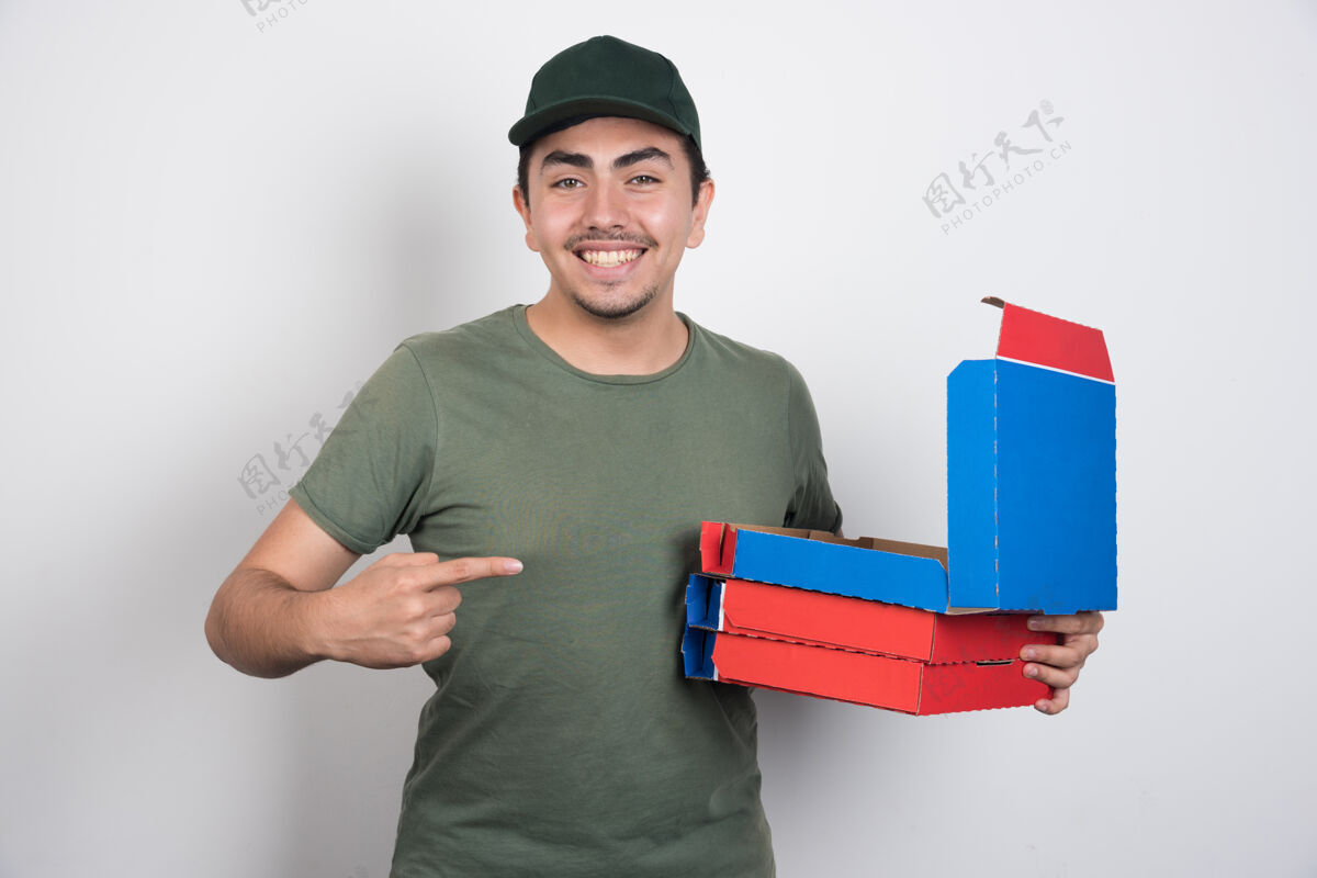 送货员快乐的送货员指着白色背景上的比萨饼盒外卖送货男人