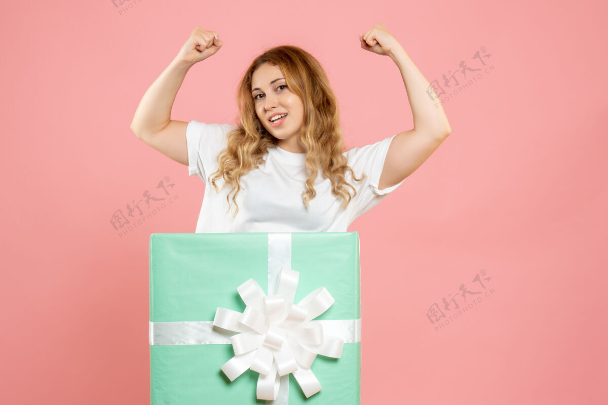 丝带正面图：站在蓝色礼品盒内的年轻女性漂亮年轻盒子