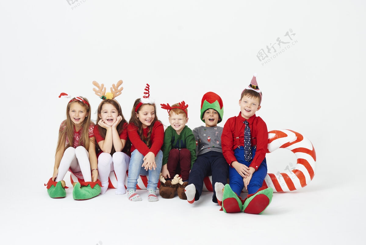 欢快孩子们坐在糖果棒上的镜头幽默快乐孩子