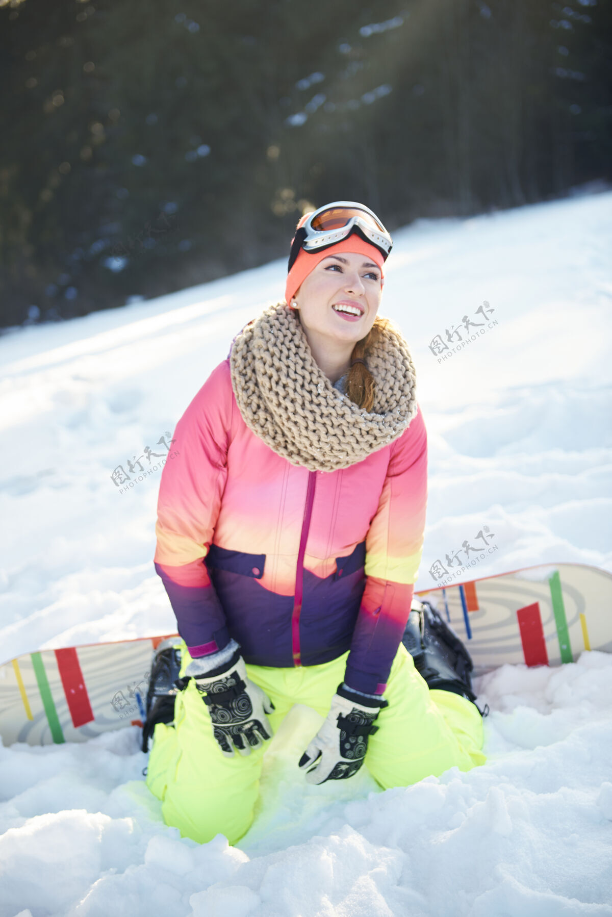 滑雪板在山上玩滑雪板的女人帽子极限运动护目镜