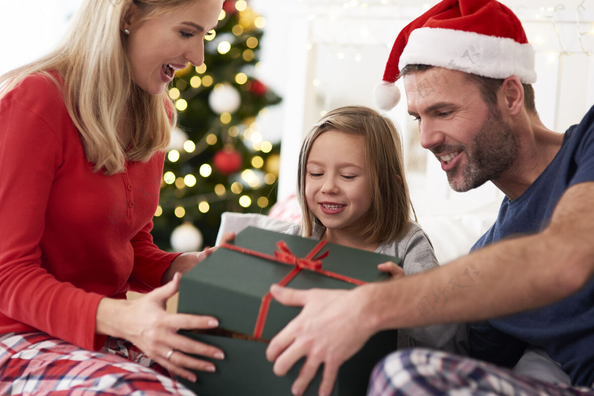 舒适一家人从床上打开礼物开始过圣诞节近距离孩子礼物