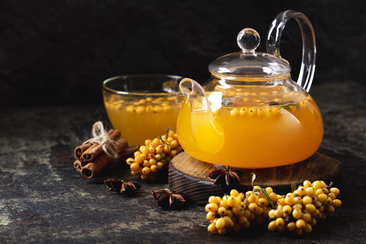 冬季饮料美味健康的沙棘茶高角度季节饮料