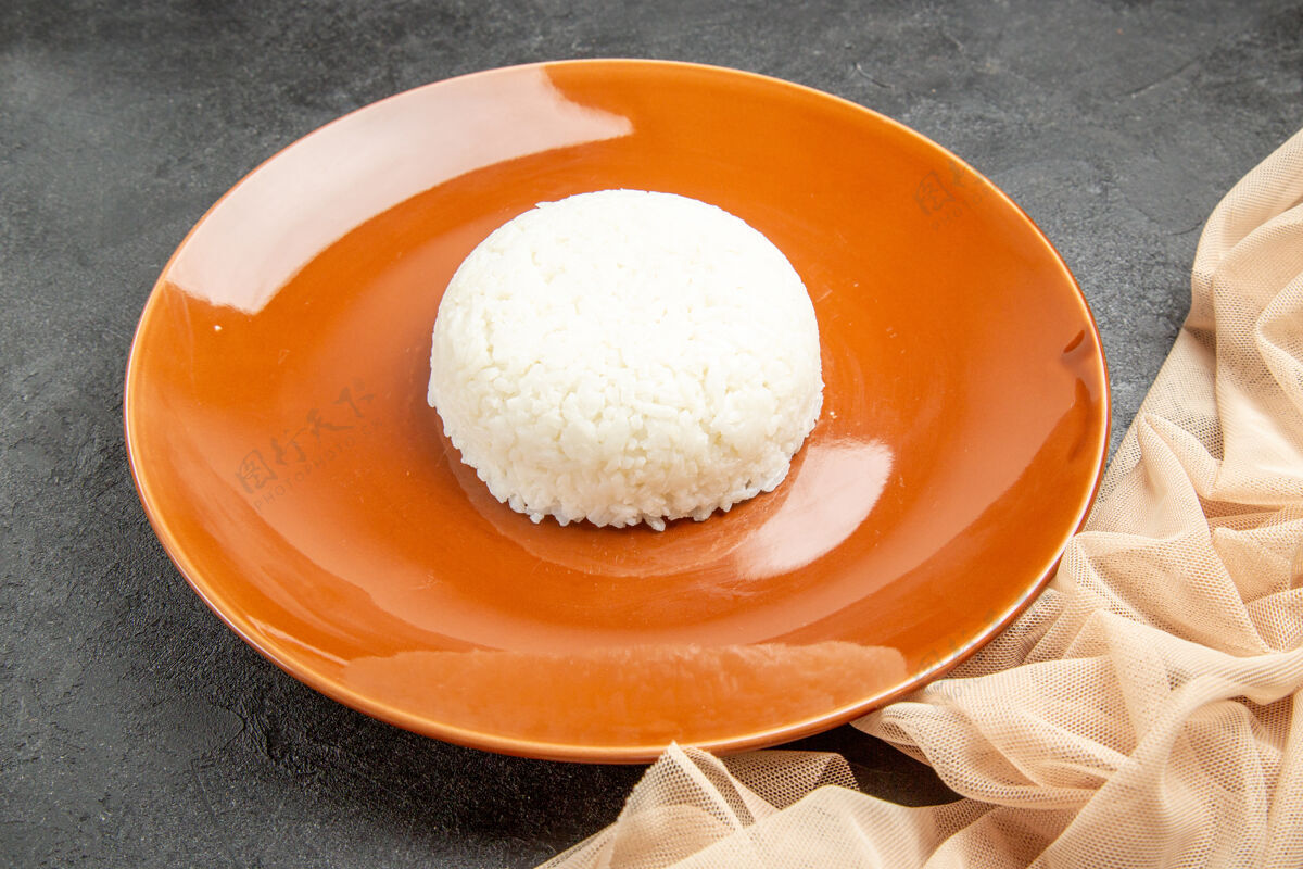 健康在棕色盘子和黑色毛巾上轻松准备米饭的特写镜头营养面团鸡蛋
