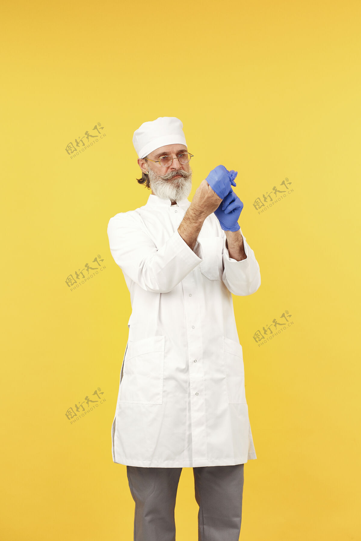 专家戴着眼镜微笑的医生孤立无援戴着蓝色手套的人外科医生教授外套