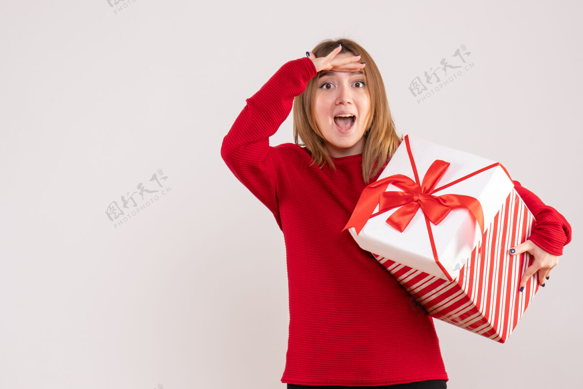 盒子正面图年轻女性手拿礼物盒站着肖像圣诞节站立