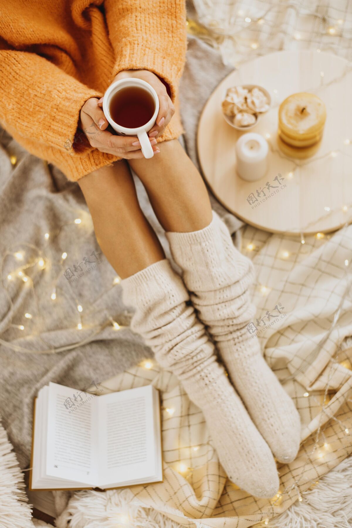 家高角度的女人用一杯茶享受寒假季节性温暖潮湿