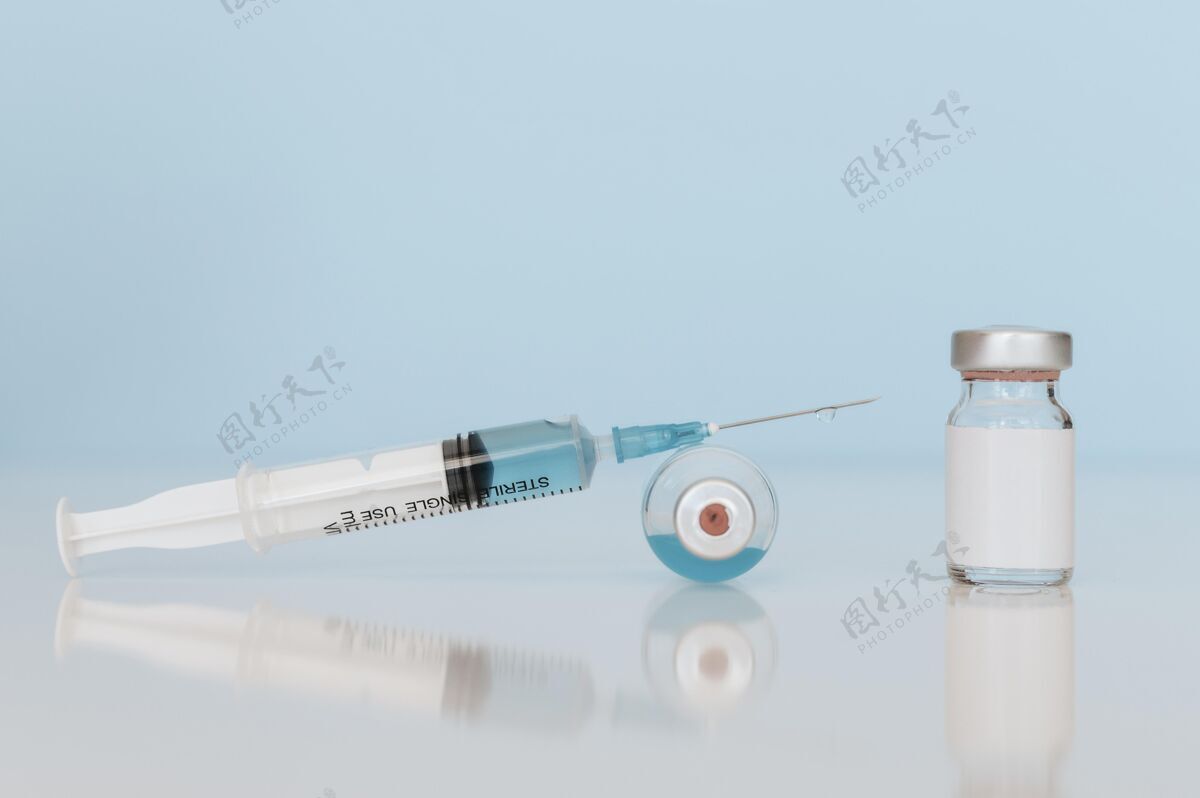 注射器注射器和疫苗瓶放在桌子上治疗免疫安全
