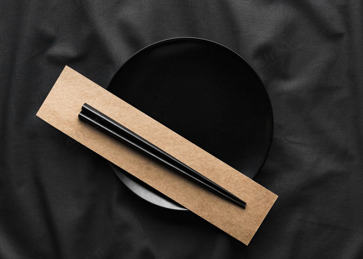 平铺筷子在盘子上的顶视图餐具陶器视图