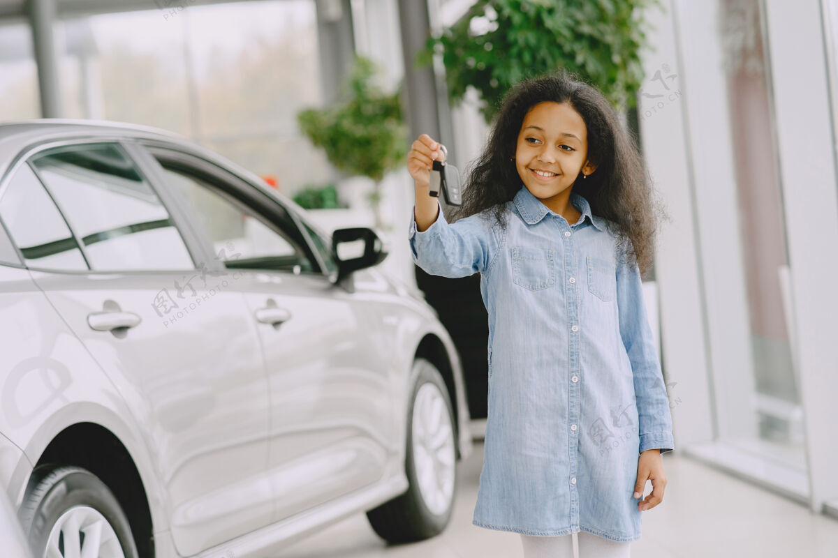 小快乐 漂亮的小女孩 拿着车钥匙 展示它 微笑着摆姿势摆姿势租赁孩子