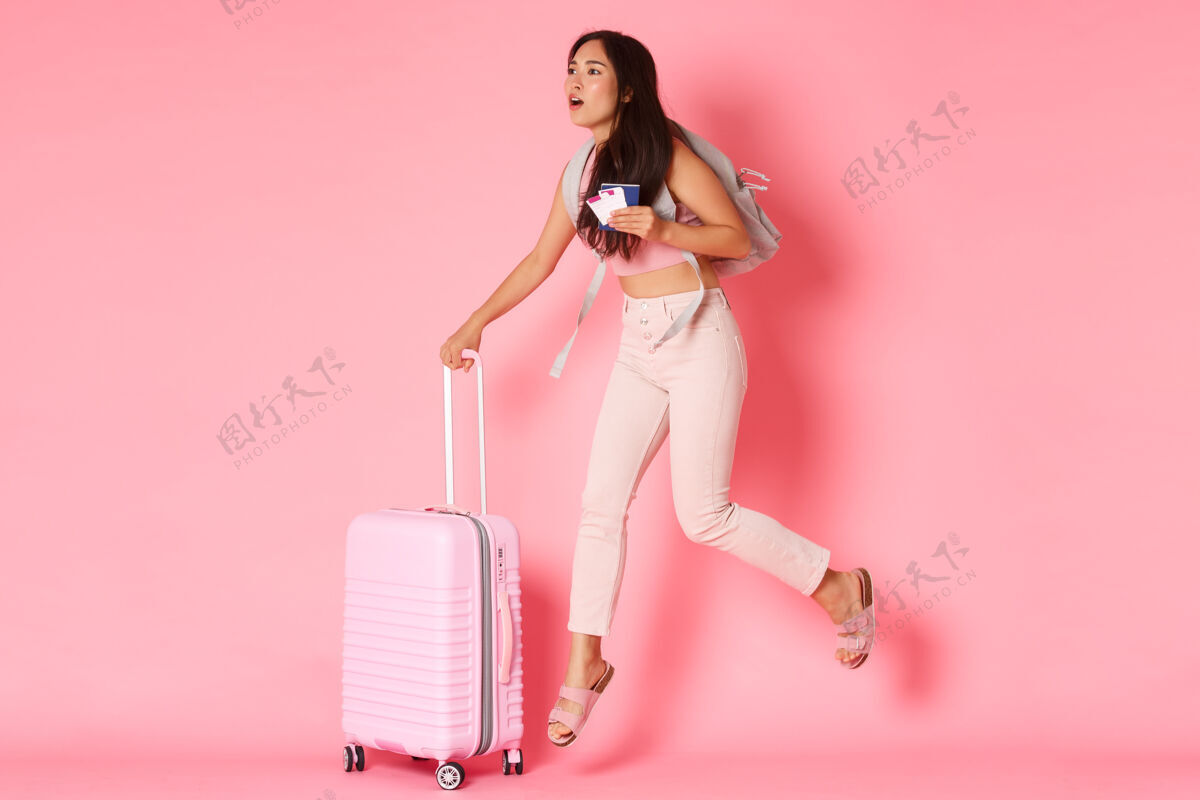 旅游带着手提箱的年轻女子包旅行购物