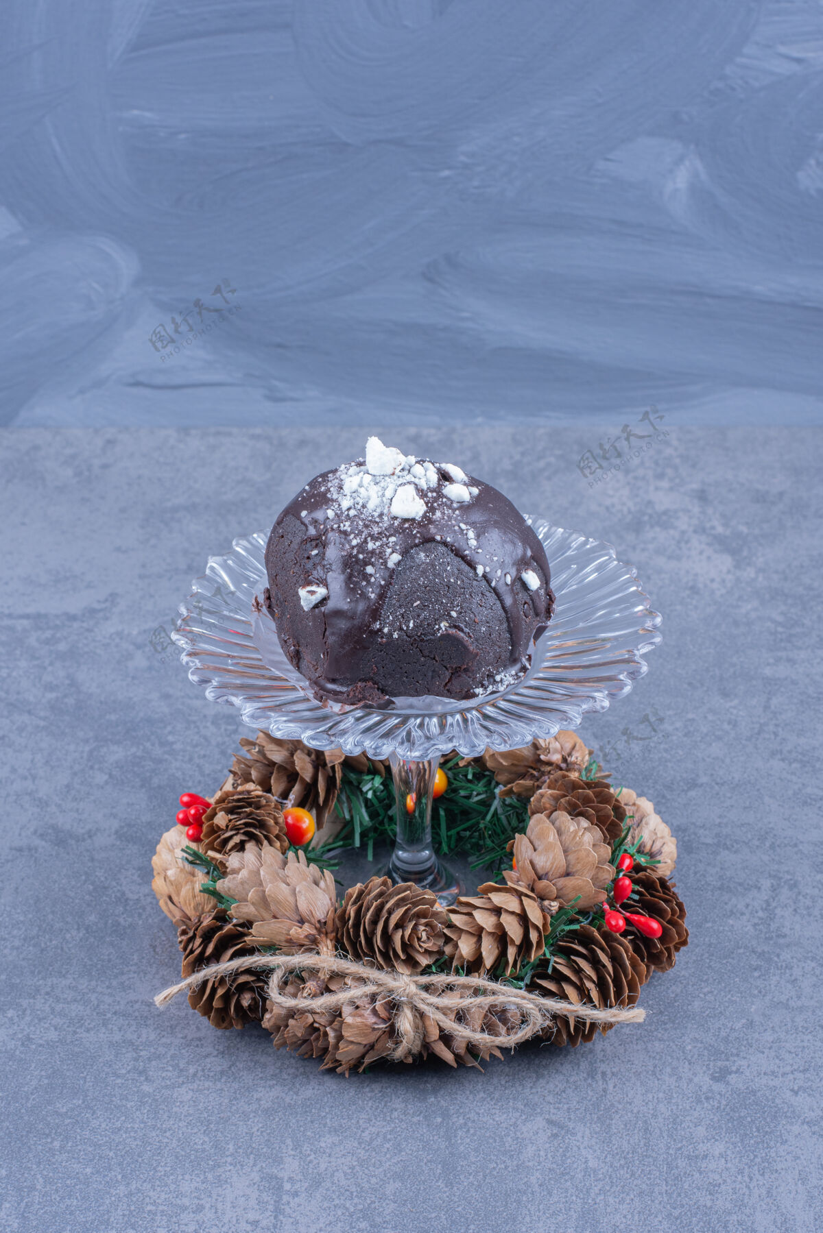 圣诞松果一个有巧克力蛋糕和松果的玻璃盘子面包房松子巧克力