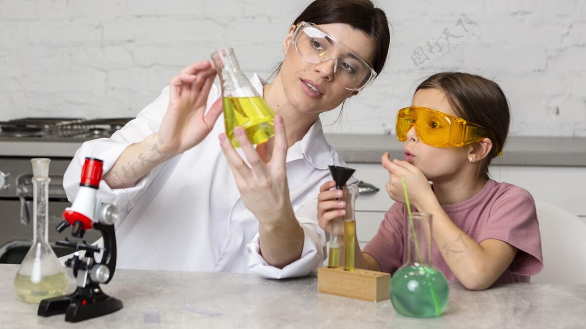 实验女老师和女孩在做科学实验导师试管研究