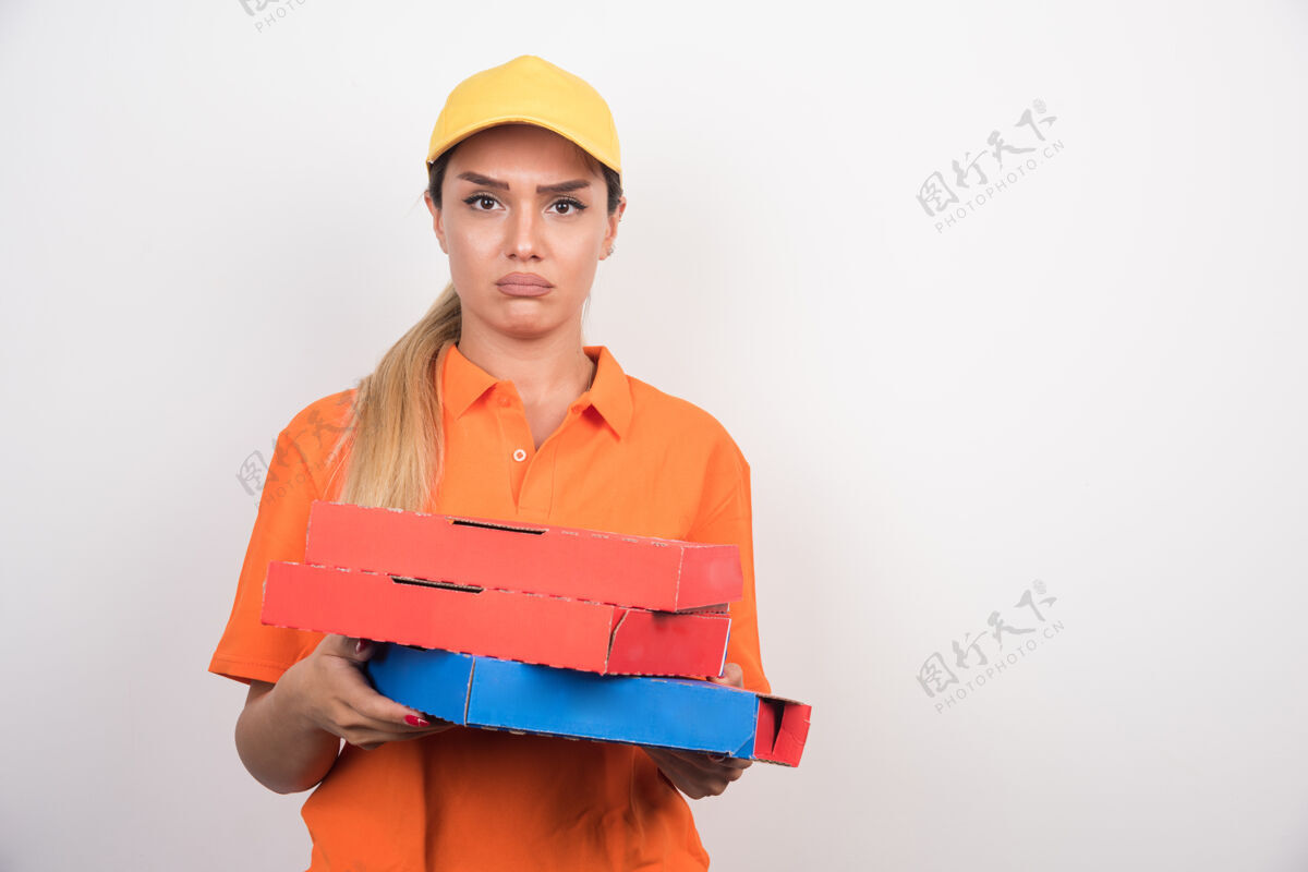 披萨拿着比萨饼盒的年轻送货员手掌用餐美丽