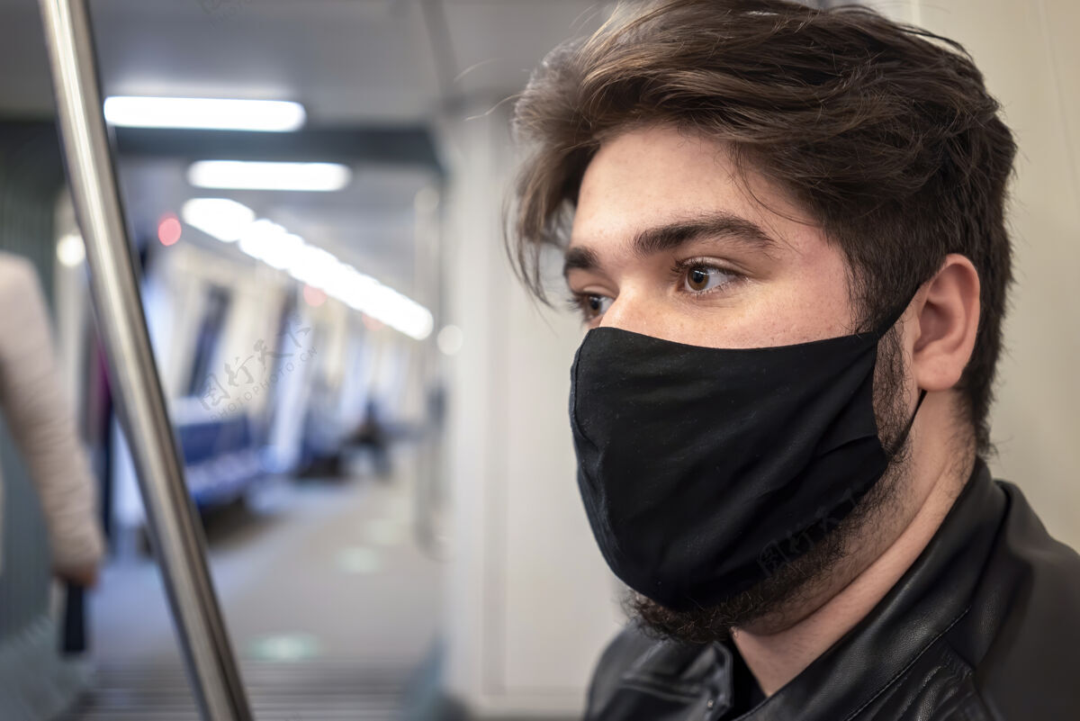 肺炎一个戴着黑色医用面罩 留着胡子的白种人在地铁里面罩火车检疫