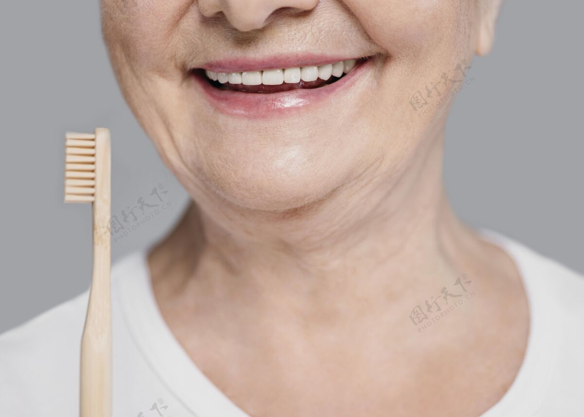 老年人特写镜头拿牙刷的女人自我护理生活方式美丽