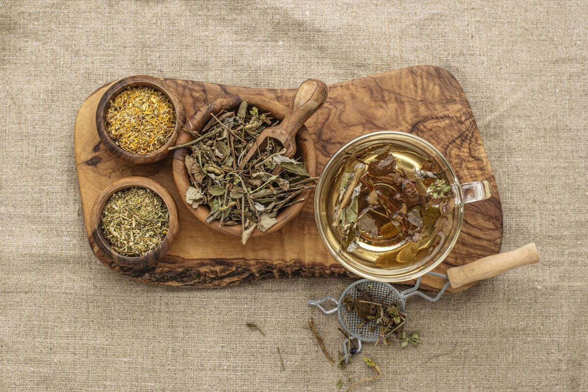 分类把各种各样的干植物平放在一杯茶里药用天然属性