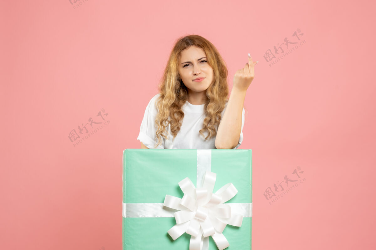 成人正面图：站在蓝色礼品盒内的年轻女性礼物站立情感