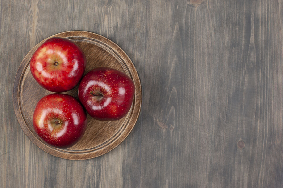 水果一个棕色的盘子 上面放着红色多汁的苹果高质量的照片收获木头木头
